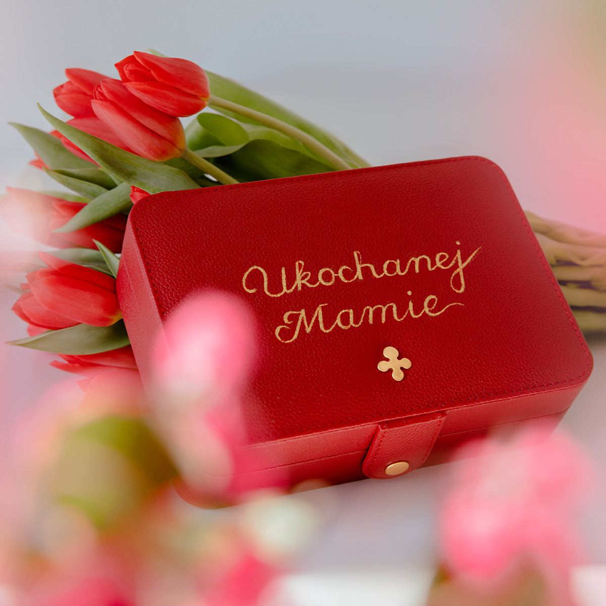 Szkatułka na biżuterię w kolorze czerwonym z ręcznie malowanym napisem "Ukochanej Mamie"