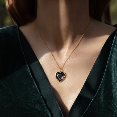 Naszyjnik z zawieszką Icons z kryształem w kształcie serca pozłacany