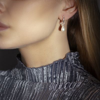 Kolczyki koła 1,4 cm z zawieszkami Pearls, posrebrzane