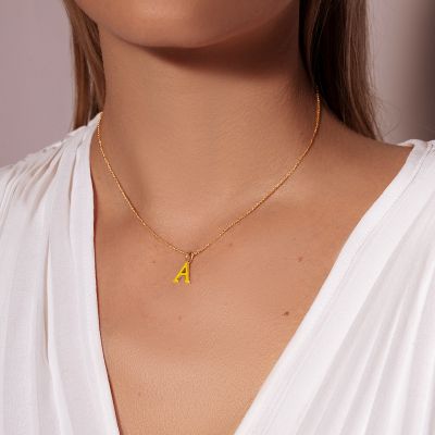 Naszyjnik z literką A z żółtą emalią na łańcuszku