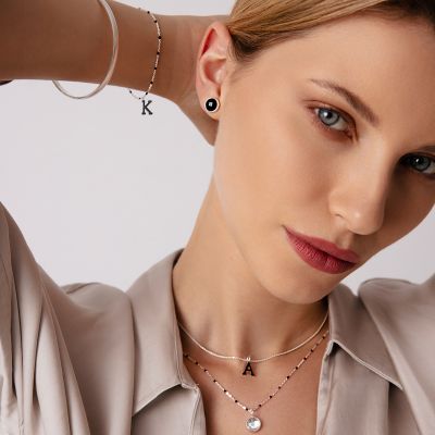 Bransoletka z literką K z czarną emalią