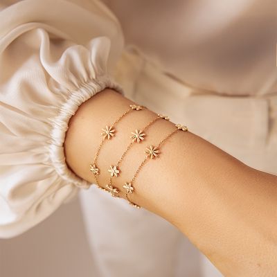 Bransoletka Flowers na łańcuszku pozłacana