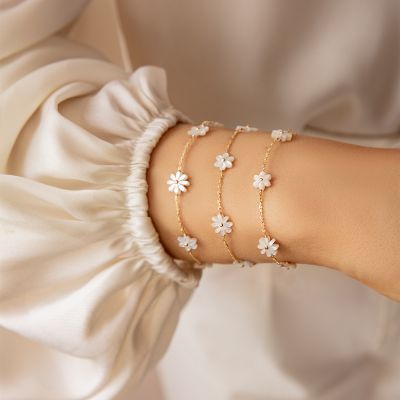 Bransoletka Flowers na łańcuszku z niezapominajkami z masy perłowej pozłacana