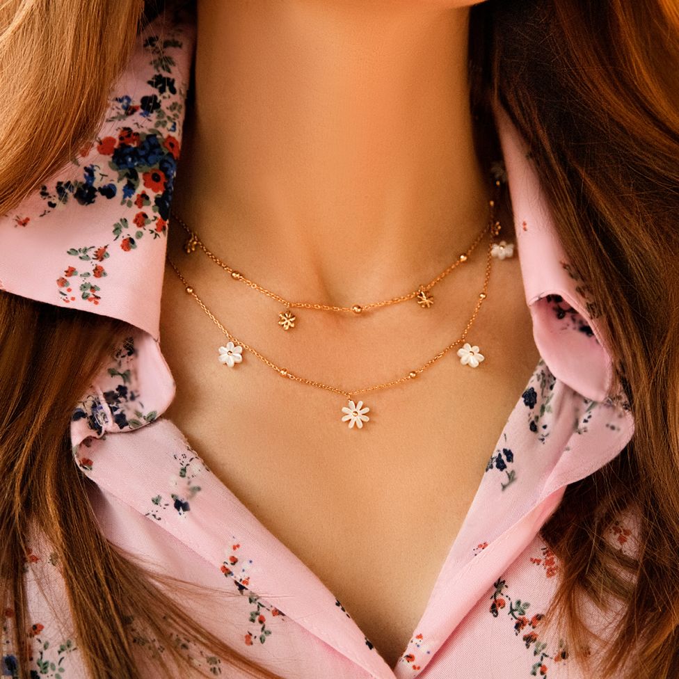 Choker Flowers pozłacany z niezapominajkami z masy perłowej