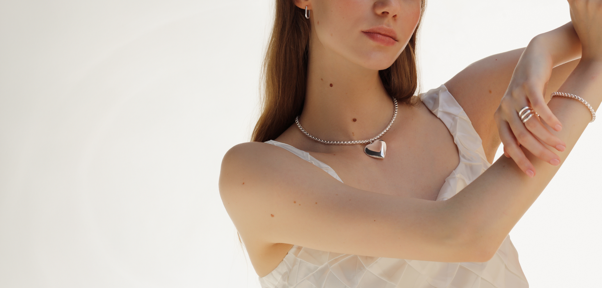 Quiet luxury – luksus, który lubi ciszę. Co to za trend? Dla kogo jest “cichy luksus”?