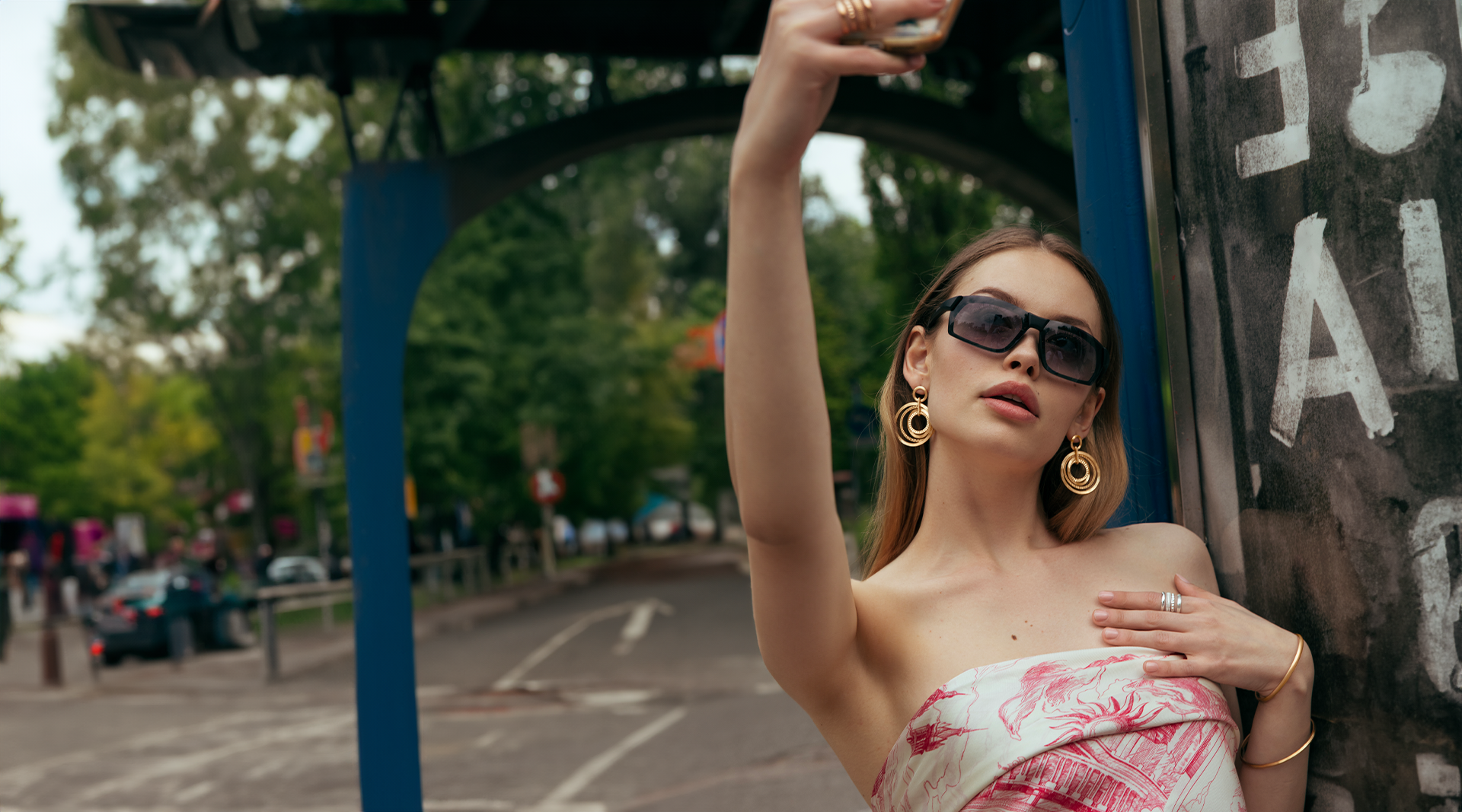Lata 2000 – moda damska: kiczowata, ale cieszymy się z jej powrotu! Czy pamiętasz te trendy?