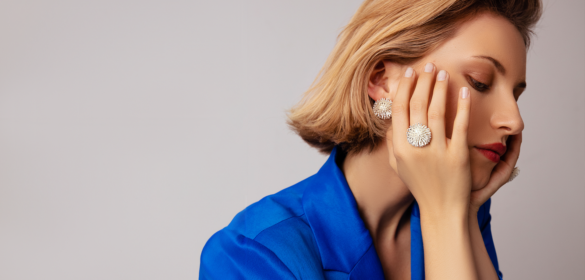 Jaka biżuteria do niebieskiej sukienki stworzy stylowy look? 5 inspiracji