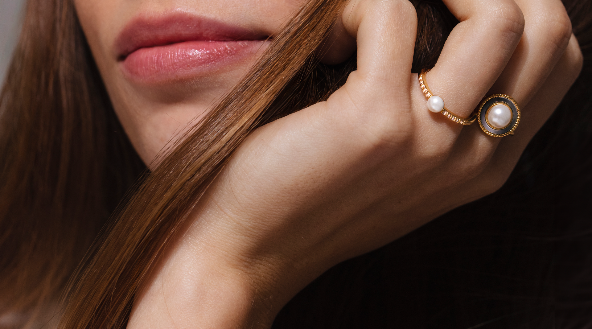 Jaka biżuteria do beżowej sukienki? 11 propozycji, które ożywią nude look
